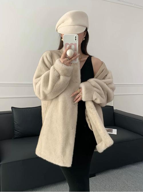 2025冬款女装皮草，保暖与时尚如何平衡？-图2