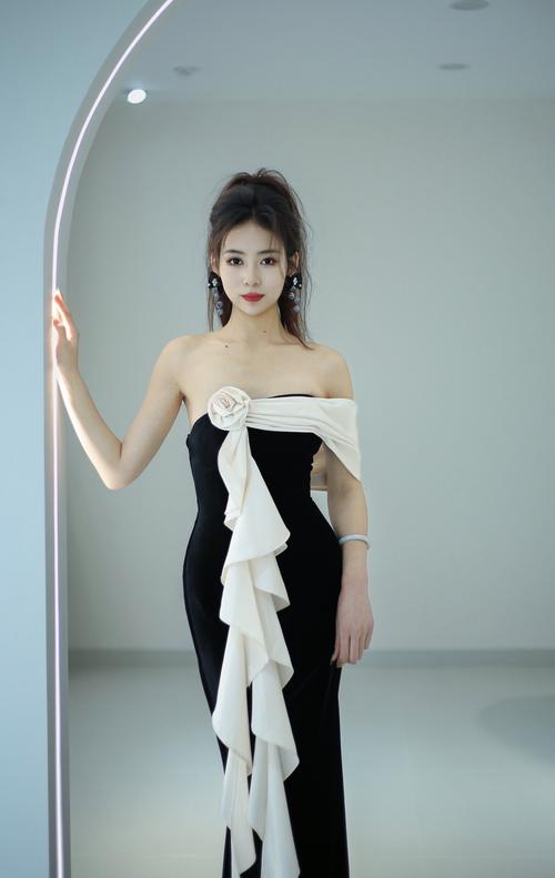 女装明星图片有哪些经典造型？-图1