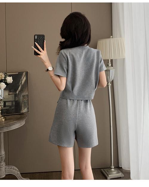夏季短款套装新款，显瘦还是百搭？-图3