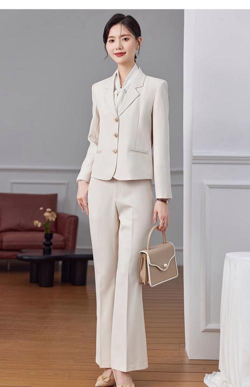 白色西服女装图片有哪些风格推荐？-图1