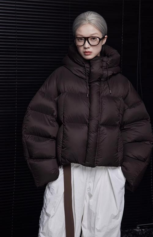 2025冬季女装新款有哪些流行趋势？-图1