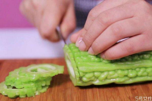 苦瓜敷脸真能祛痘印吗？-图3