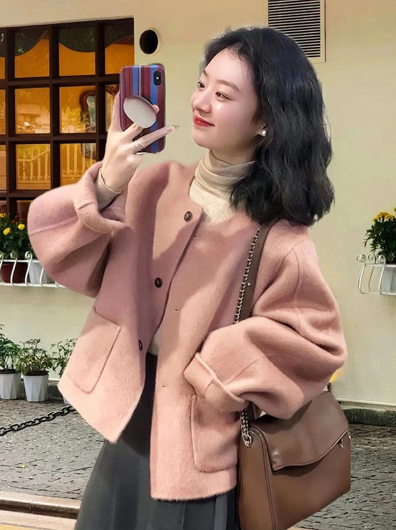 粉色外套怎么搭好看？-图1