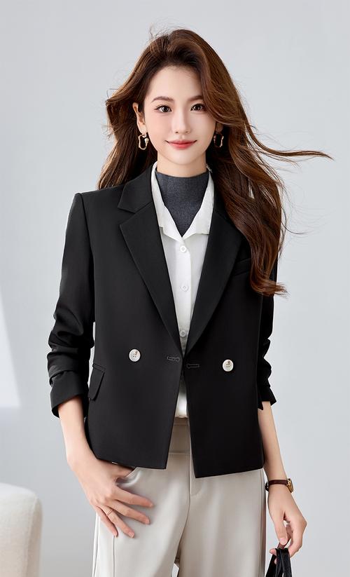 黑色西装外套怎么搭女装才时髦？-图2