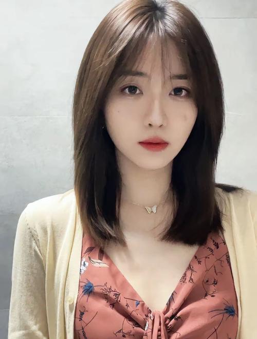 保守女装女生大脸发型-图1