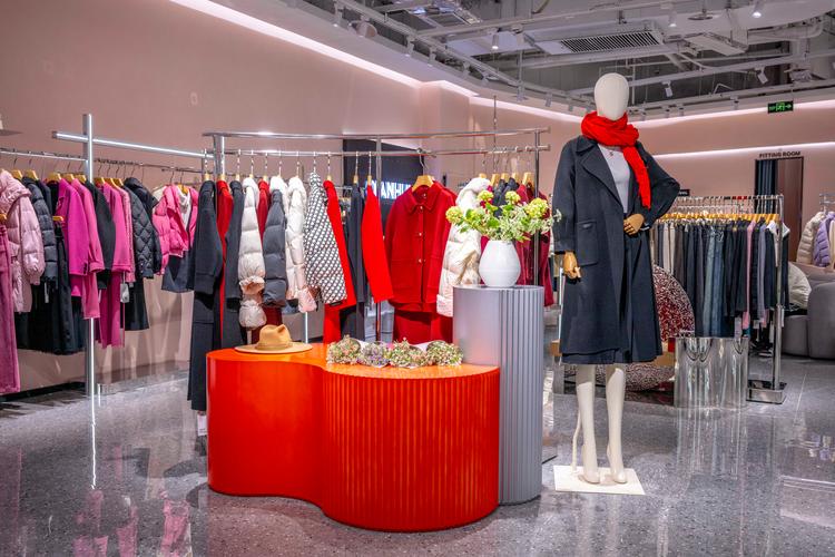 女装年终活动门口如何装扮吸睛？-图2